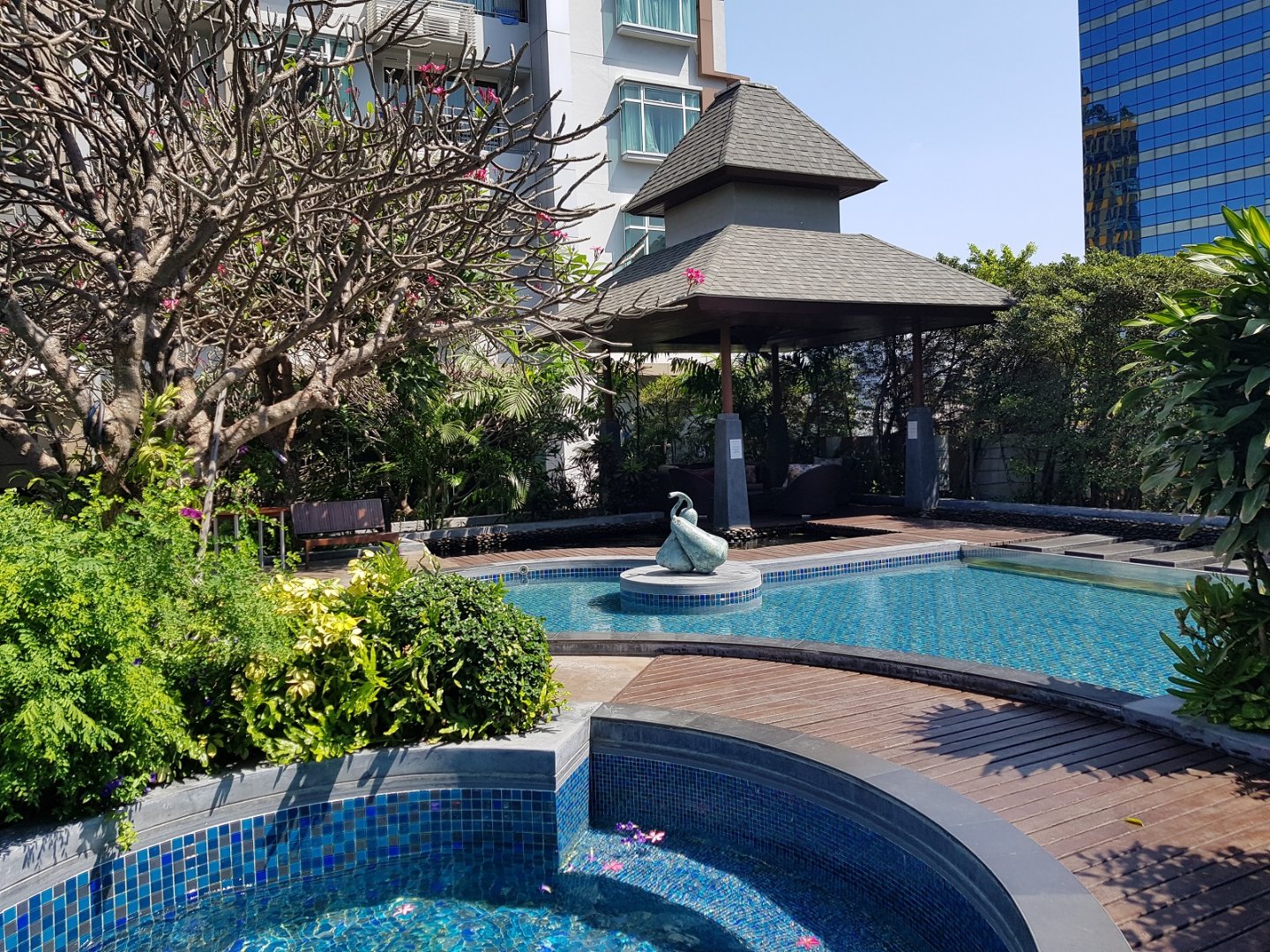 Circle-Condominium-Phetchaburi-garden.jpg